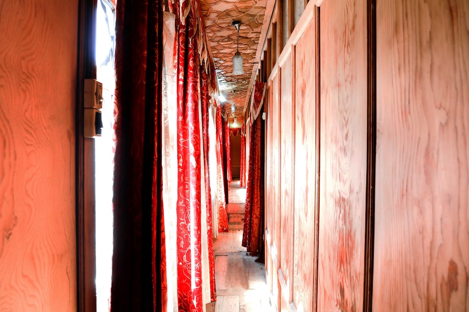 OYO 71924 Houseboat Golden Palace, Dal Lake, Srinagar