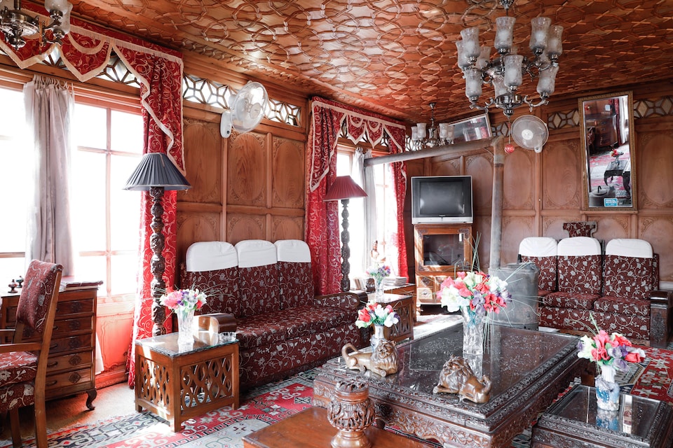 OYO 71924 Houseboat Golden Palace, Dal Lake, Srinagar