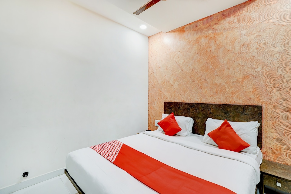 OYO 71956 Hotel Peradiot, SG Highway Ahmedabad, Ahmedabad
