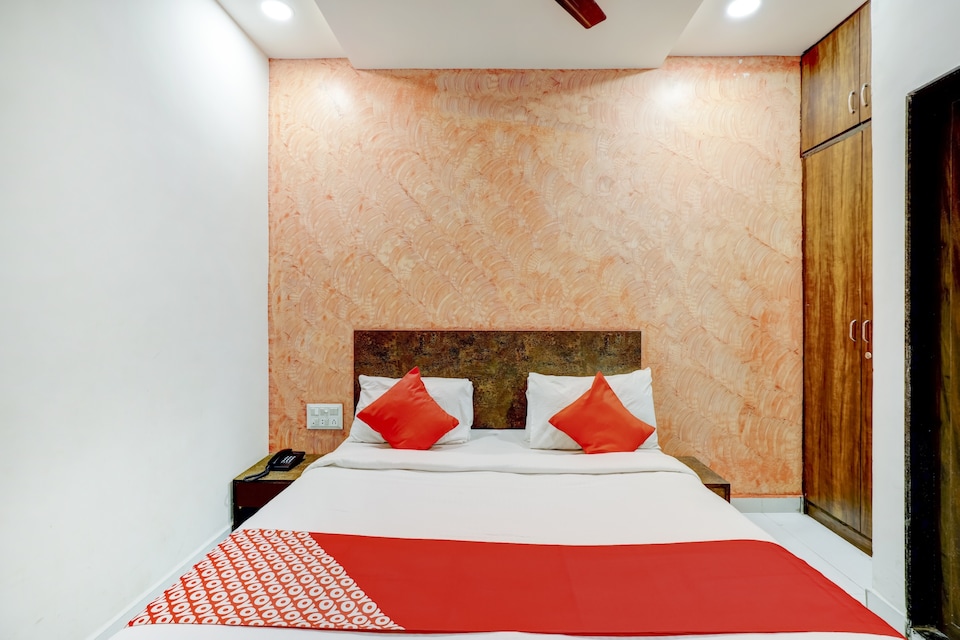 OYO 71956 Hotel Peradiot, SG Highway Ahmedabad, Ahmedabad