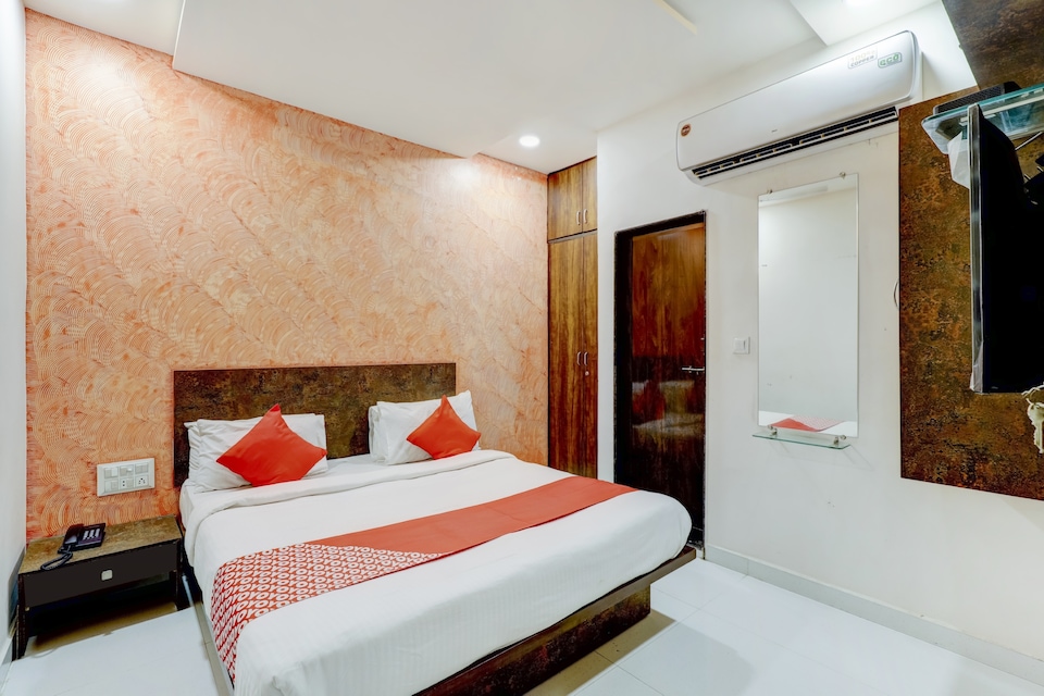 OYO 71956 Hotel Peradiot, SG Highway Ahmedabad, Ahmedabad