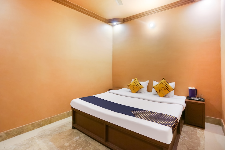 SPOT ON Hotel Sarojani Villa, Railway Station Allahabad, Prayagraj