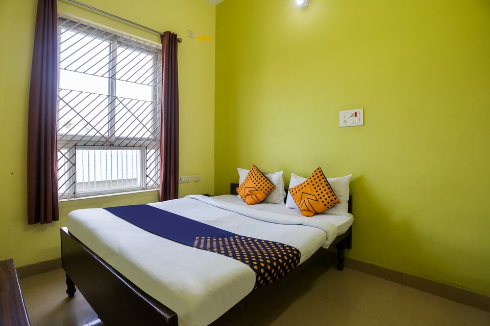 SPOT ON 72060 Hotel Kaushik, Lanka, Varanasi