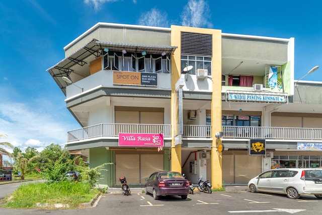 SPOT ON 90042 One Plaza Eco Hotel