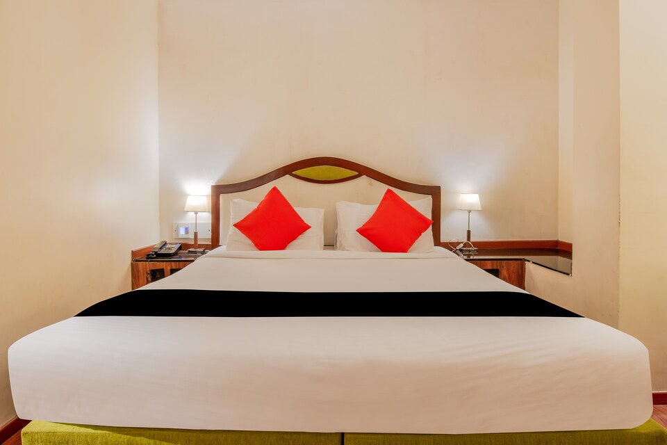 Capital O 72160 New Hotel Black And White, Beach Road Visakhapatnam, Visakhapatnam