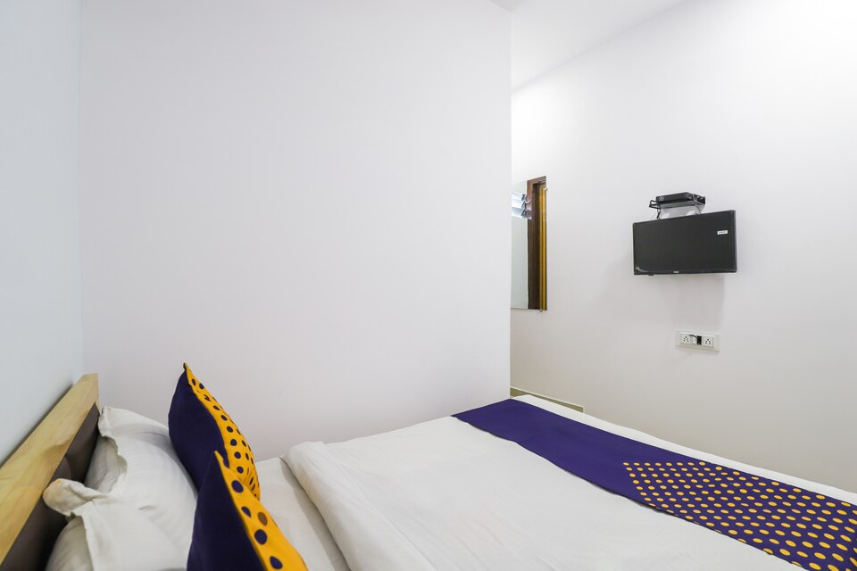 SPOT ON 72182 Hotel  Parash Inn , Surat Railway Station, Surat