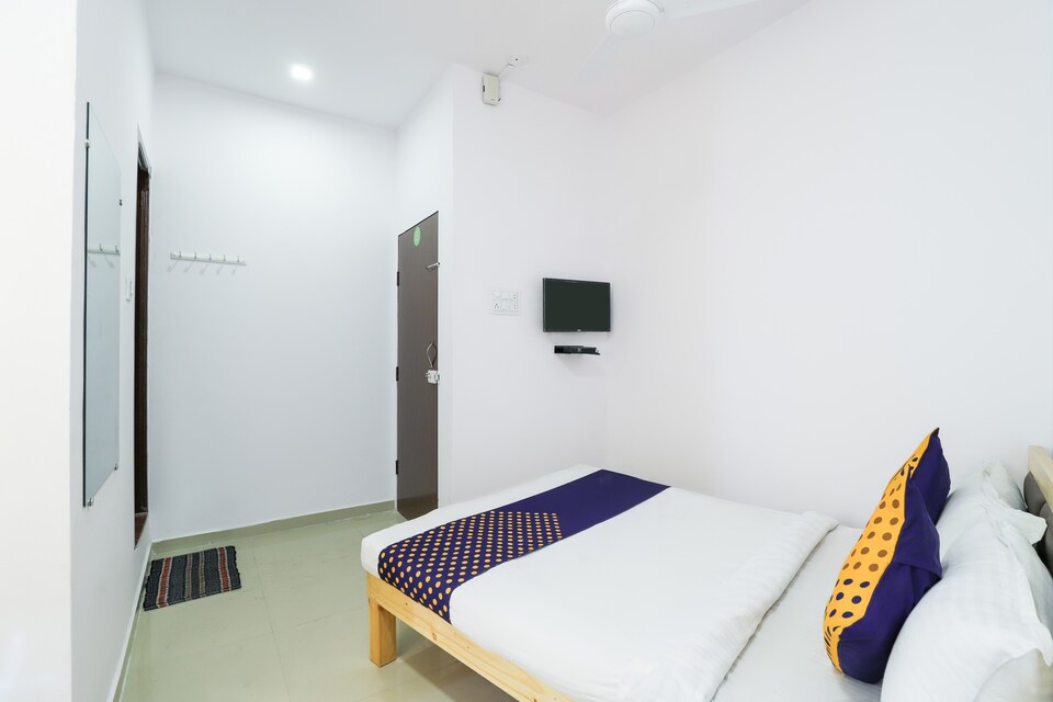 SPOT ON 72182 Hotel  Parash Inn , Surat Railway Station, Surat