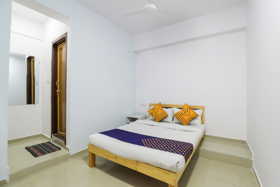 SPOT ON 72182 Hotel  Parash Inn , Surat Railway Station, Surat