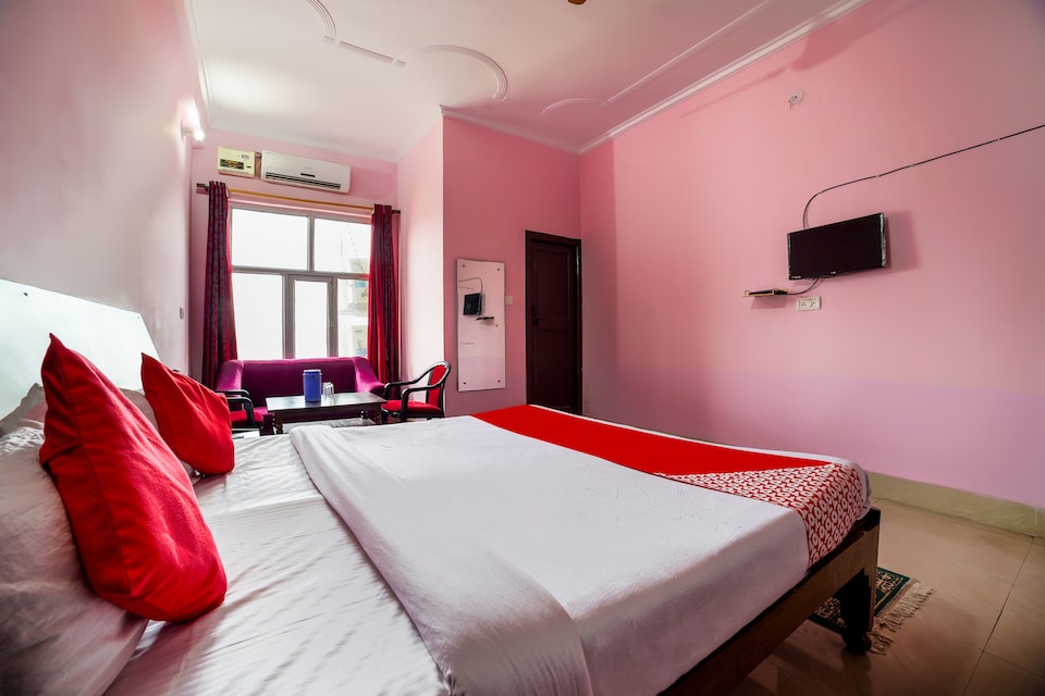 OYO 72379 Geeta Palace, Golghar, Gorakhpur