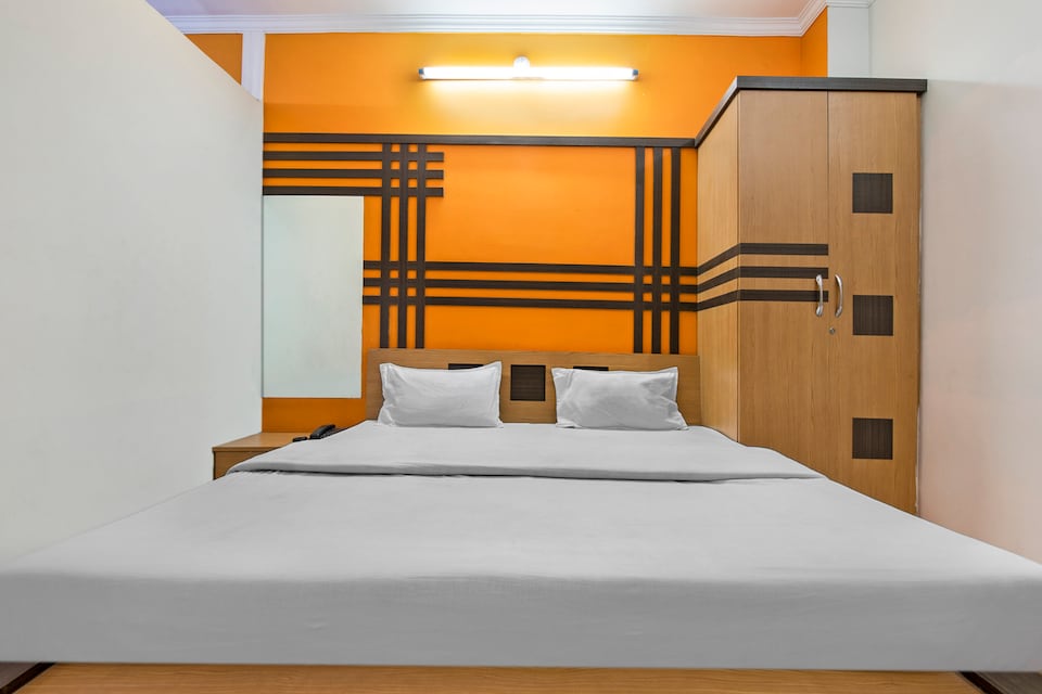 SPOT ON 72430 J S Palace, Station Road, Raipur