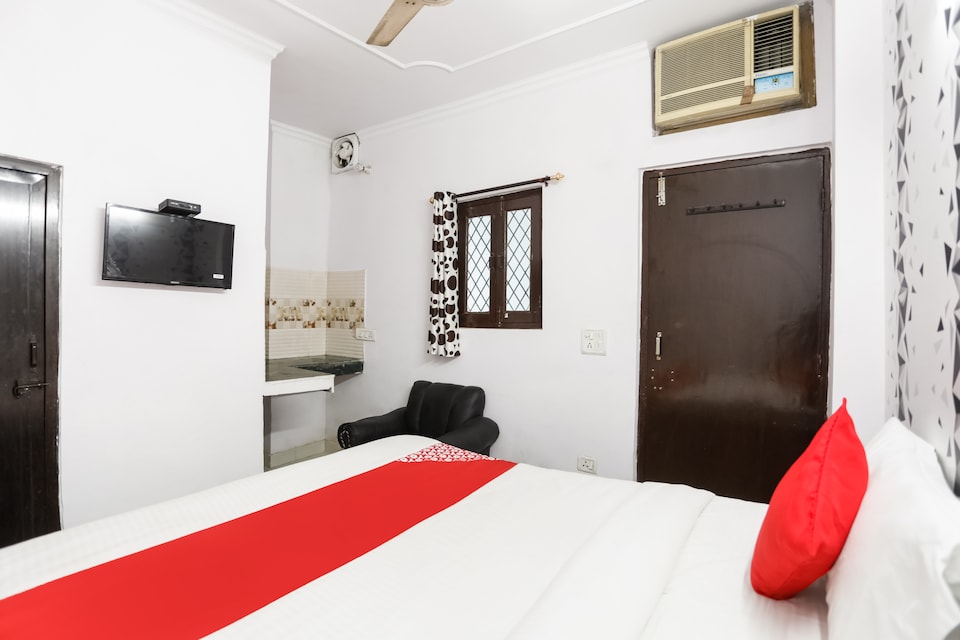 OYO 72537 Silver City Palace, South Delhi East, Delhi