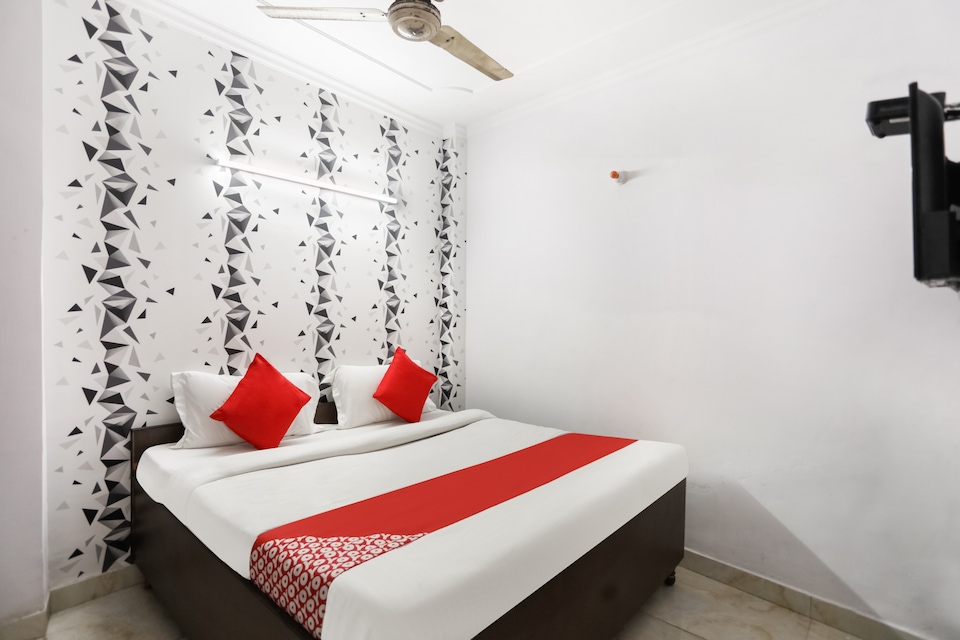 OYO 72537 Silver City Palace, South Delhi East, Delhi