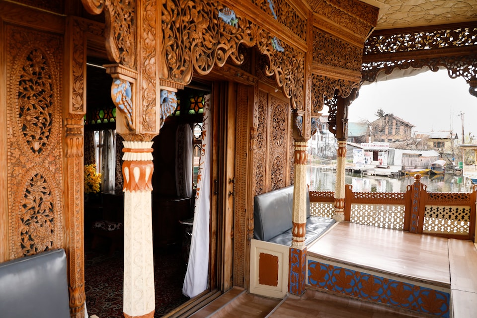 OYO New Lucifer House Boat, Dal Lake, Srinagar