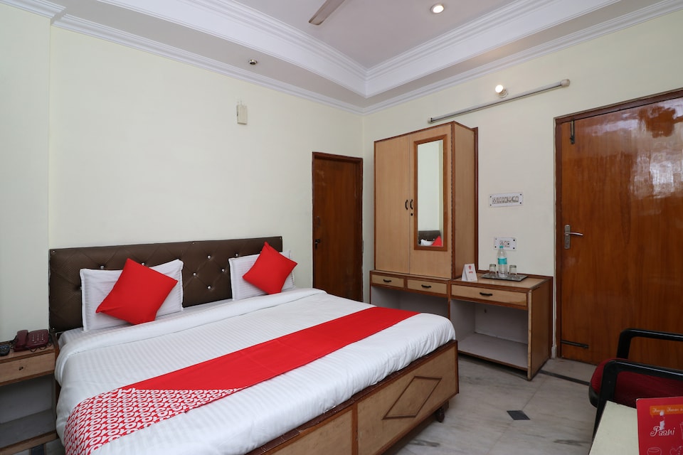 OYO 6073 Hotel K M B, Janam Bhoomi Mathura, Mathura