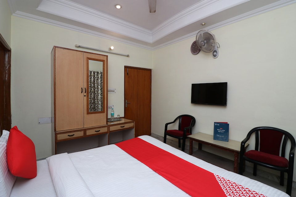OYO 6073 Hotel K M B, Janam Bhoomi Mathura, Mathura