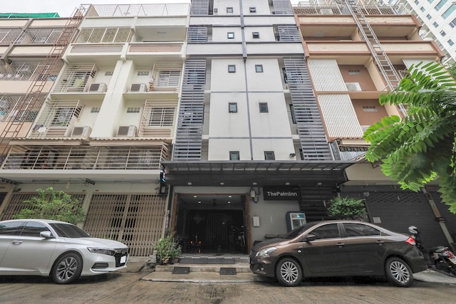 OYO 935 The Palm Apartment