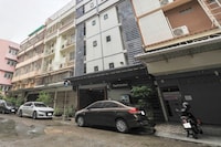 OYO 935 The Palm Apartment