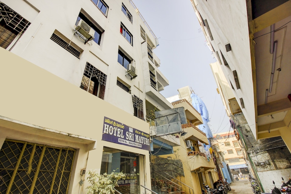 Capital O Hotel Sri Sai Inn Near Snow World, Himayatnagar-Kachiguda, Hyderabad