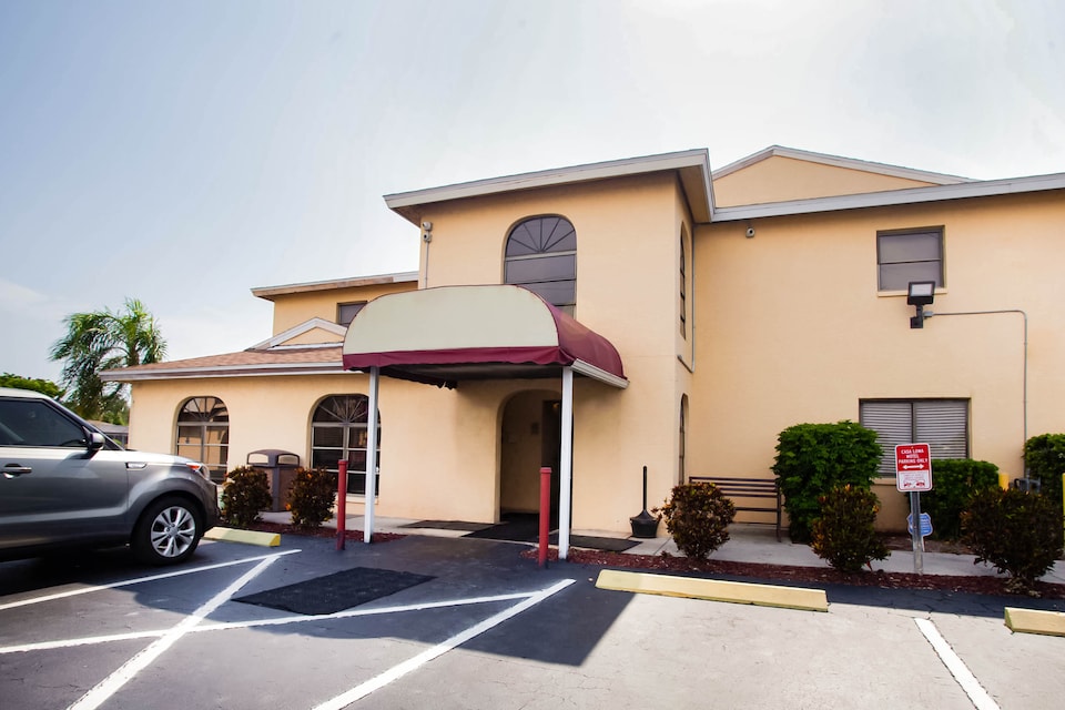 OYO Waterfront Hotel- Cape Coral/Fort Myers, FL, Cape Coral FL	, Cape Coral FL	