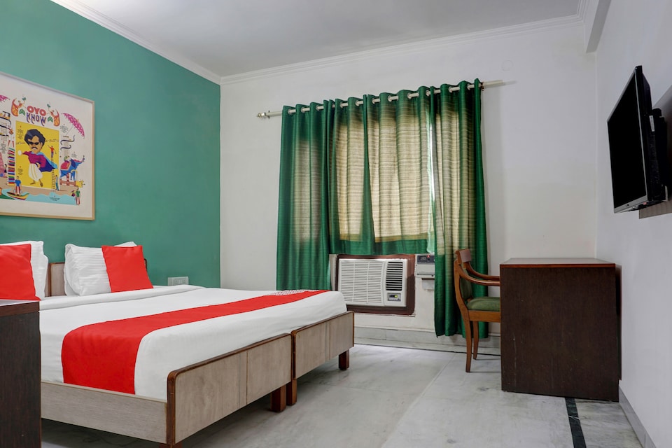 OYO Flagship 592 Hauz Khas Village, AIIMS Delhi, Delhi