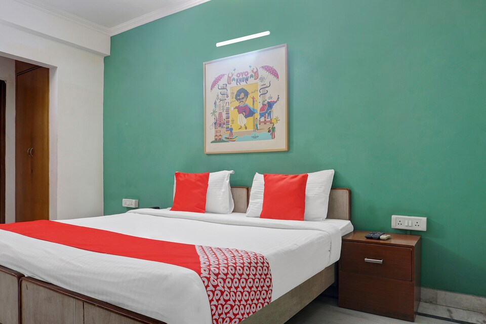 OYO Flagship 592 Hauz Khas Village, AIIMS Delhi, Delhi