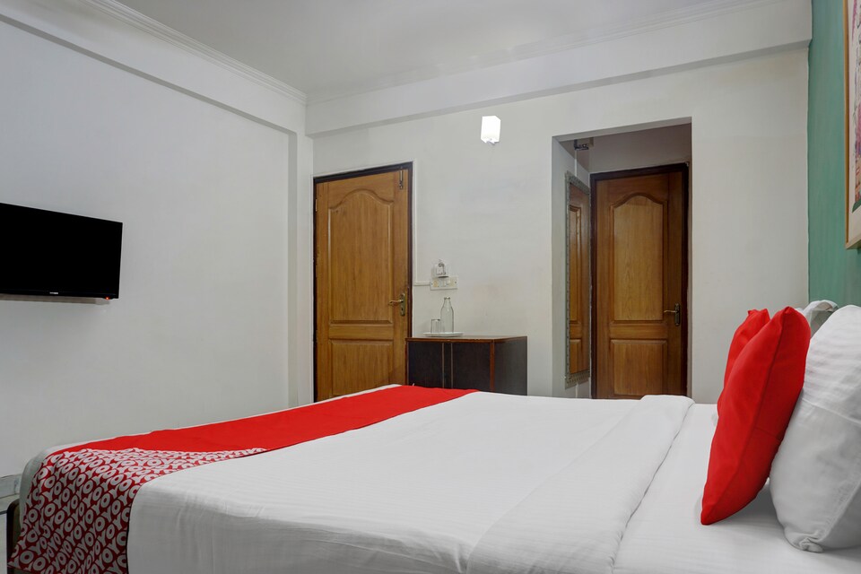 OYO Flagship 592 Hauz Khas Village, AIIMS Delhi, Delhi