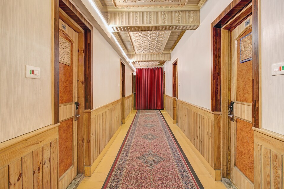 Townhouse OAK Hotel Snow Palace, Rajbagh Srinagar, Srinagar