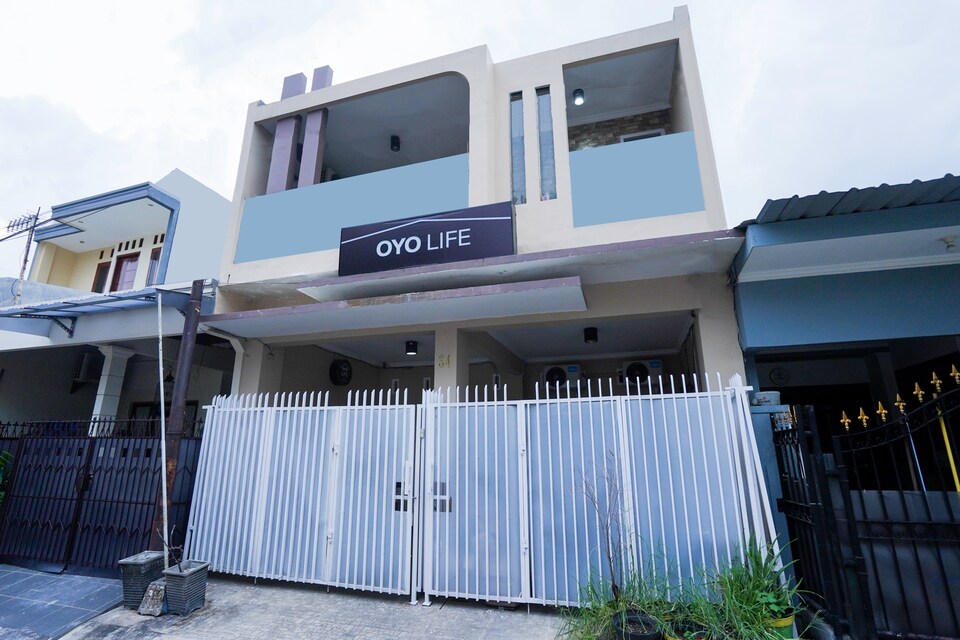OYO Life kost putri adia, Tenggilis Mejoyo, Surabaya