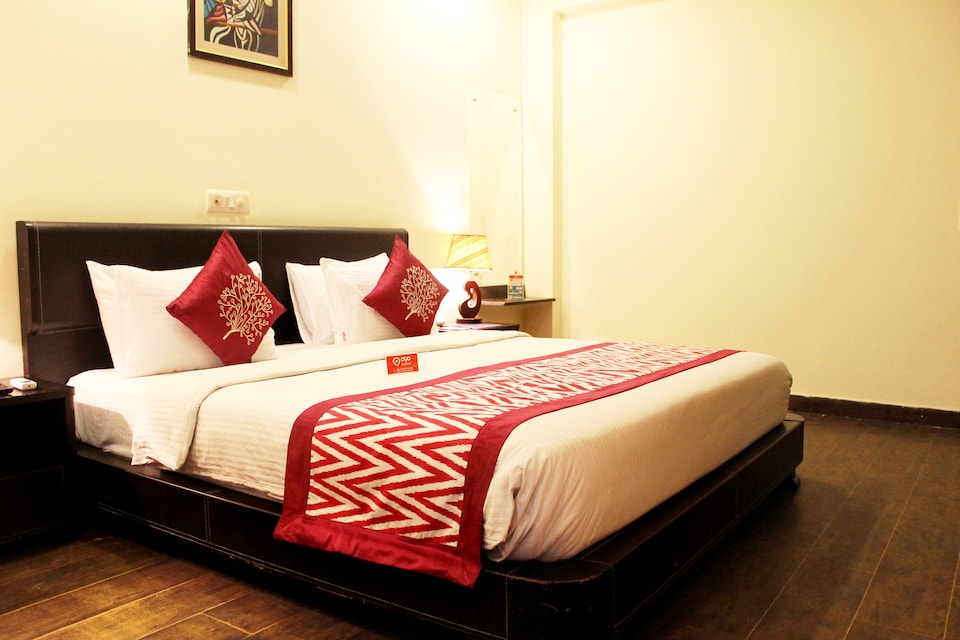 OYO Premium 177 Paras Hospital, Huda 2, Gurgaon