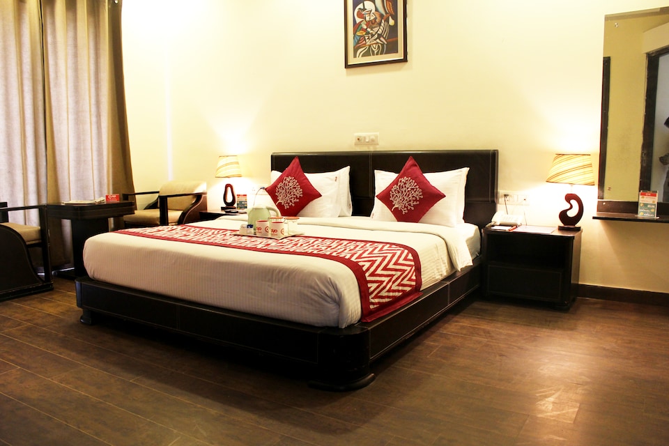 OYO Premium 177 Paras Hospital, Huda 2, Gurgaon