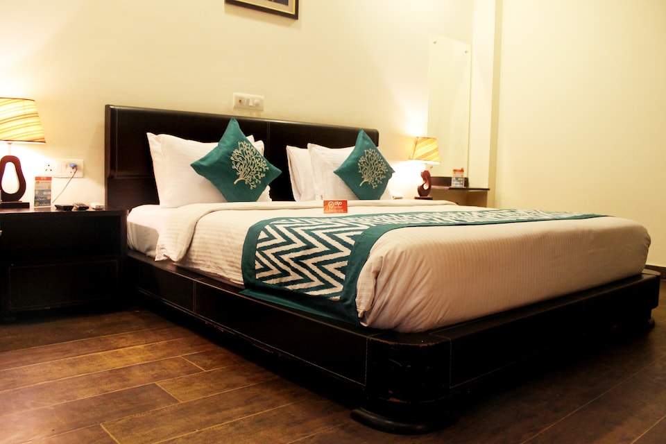 OYO Premium 177 Paras Hospital, Huda 2, Gurgaon