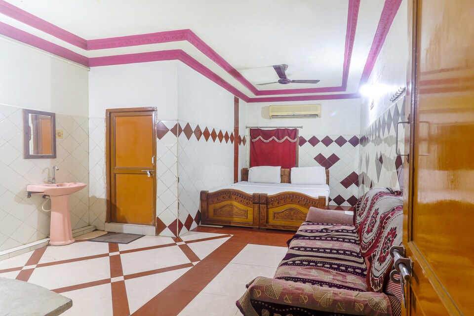 OYO 73242 Padmapriya A/c Deluxe Lodge, Guntur, Guntur