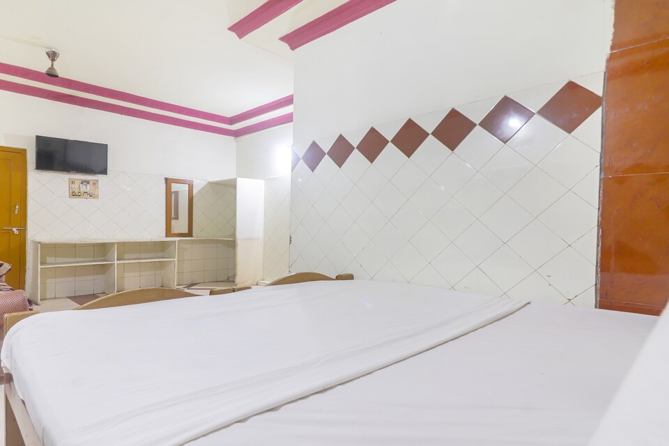 OYO 73242 Padmapriya A/c Deluxe Lodge, Guntur, Guntur
