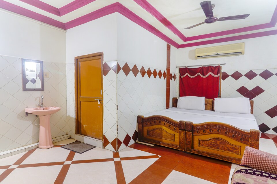 OYO 73242 Padmapriya A/c Deluxe Lodge, Guntur, Guntur