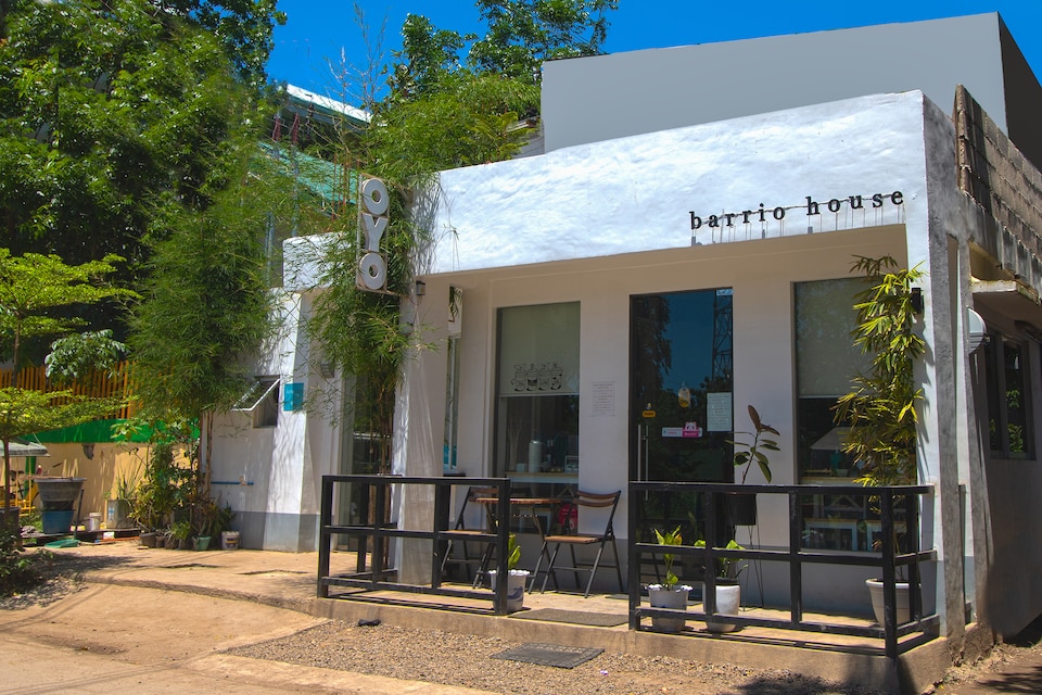 Vaccinated Staff-OYO 624 Barrio House Mactan, Mactan, Cebu