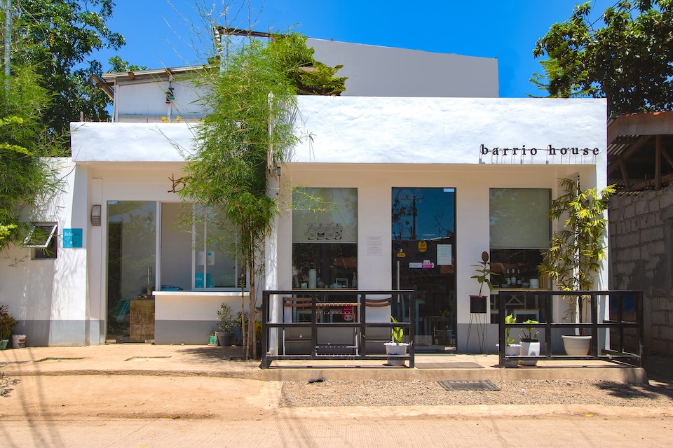 Vaccinated Staff-OYO 624 Barrio House Mactan, Mactan, Cebu