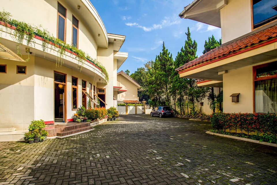 OYO 3756 Pilatus Hotel Bandung, Sarijadi, Bandung