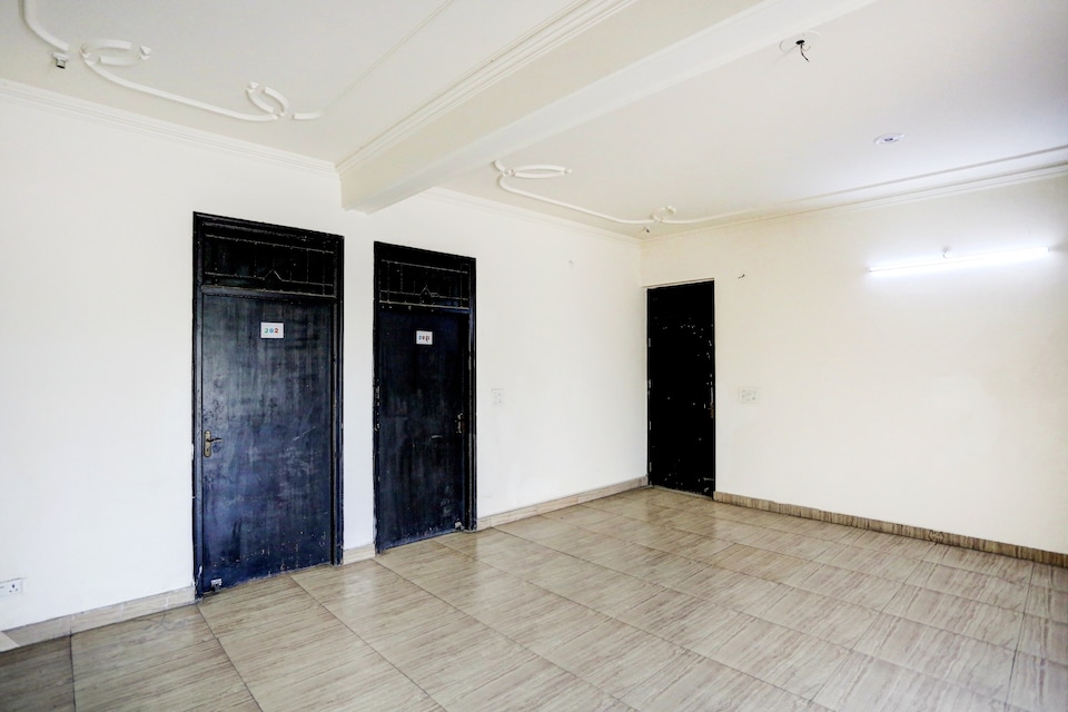 OYO Hotel Royal Green Residency, Greater Noida, नोएडा