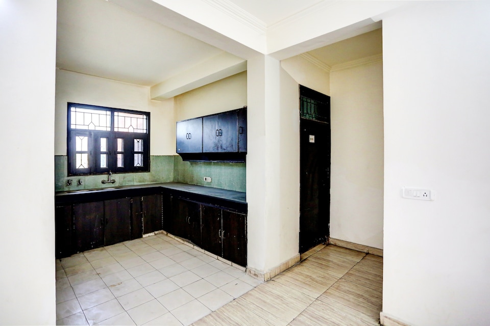 OYO Hotel Royal Green Residency, Greater Noida, नोएडा