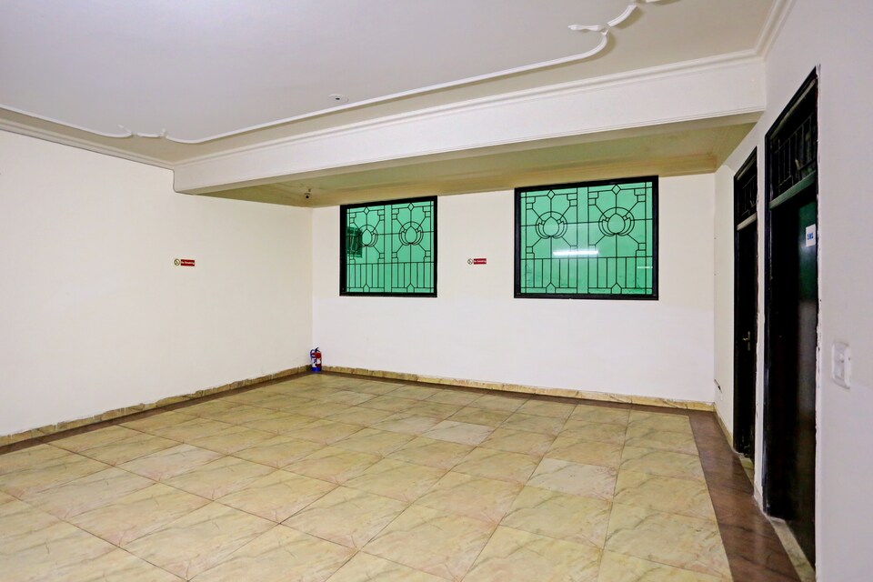 OYO Hotel Royal Green Residency, Greater Noida, नोएडा