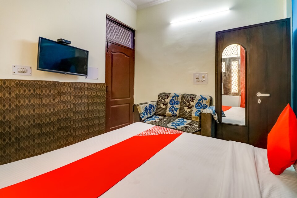 OYO 73859 Shubham Residency, Rajouri Garden Delhi, Delhi