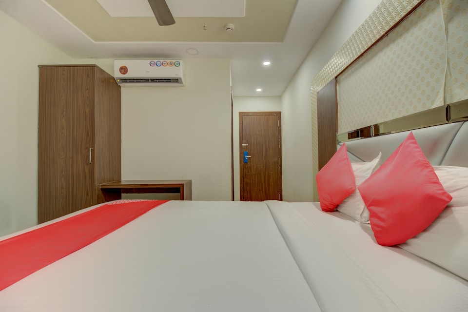 OYO 73944 Hotel Hometown, Mumbai Chembur-Kurla-Ghatkopar, Mumbai