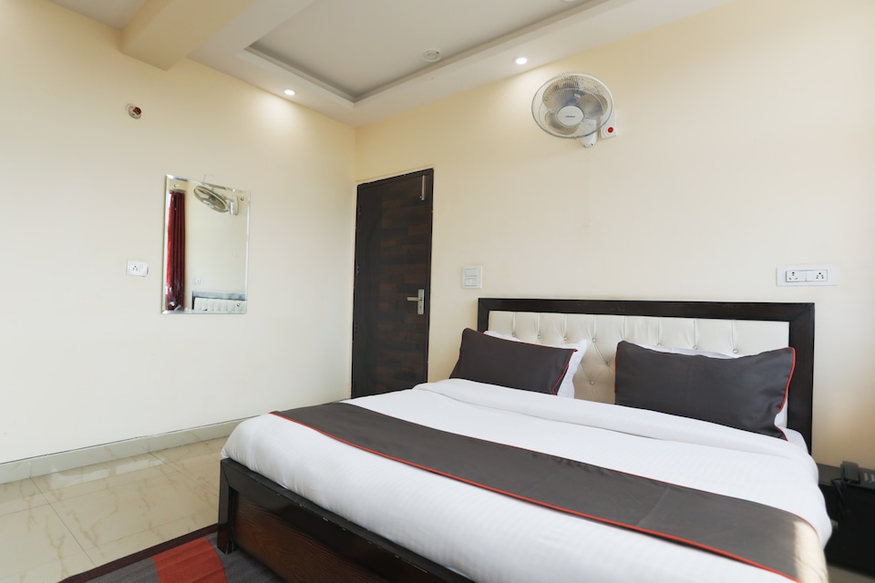 Collection O Teja Colony Sector 48 Near Botanic Garden Of Indian Republic, Noida Expressway SEZ, Noida