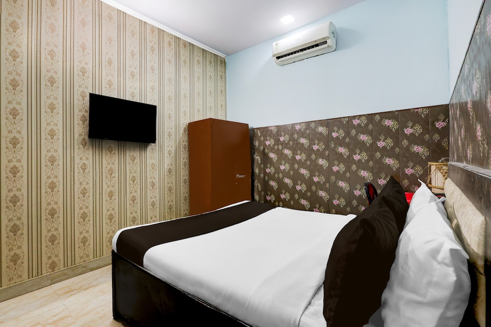Hotel O TAJ RESIDENCY, Rajouri Garden Delhi, Delhi