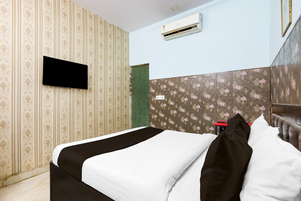 Hotel O TAJ RESIDENCY, Rajouri Garden Delhi, Delhi
