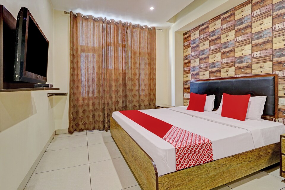 OYO Hotel Abhishek, CMC Hospital Ludhiana, Ludhiana