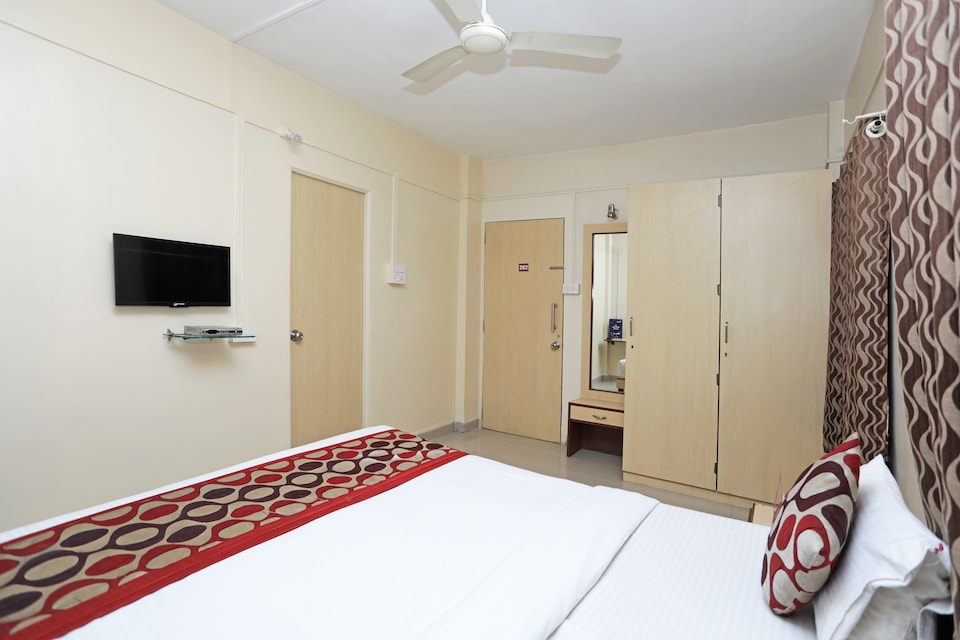 OYO 946 Royce Studio Apartments, Viman Nagar, Pune