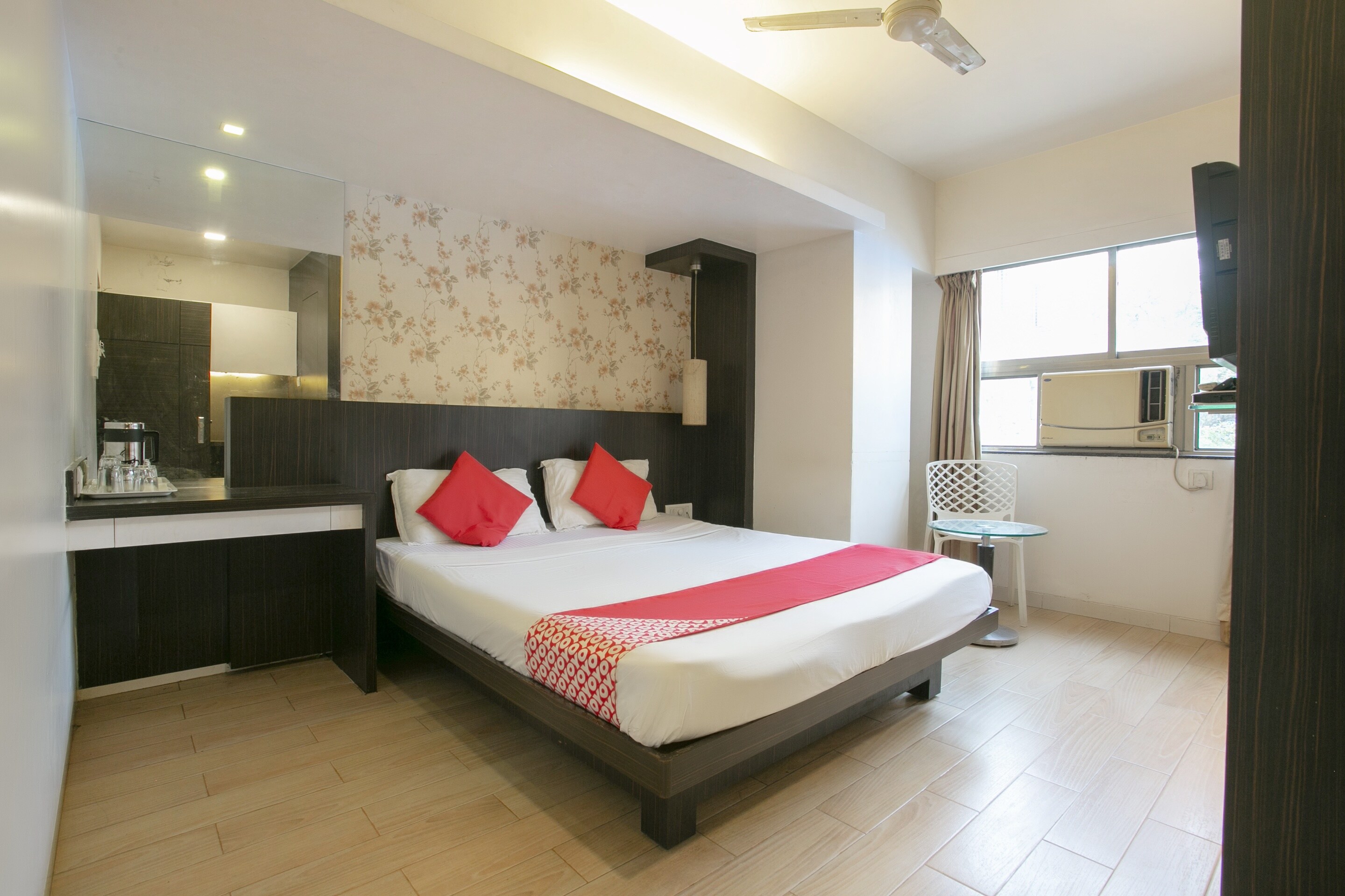 Capital O 74167 Hotel Mourya Residency, Capital O Mumbai, Book @ ₹3073 - OYO