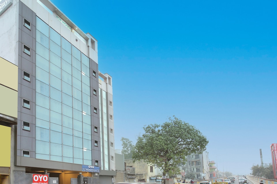 OYO Townhouse 401 Pantao Stays 03, Old Gurgaon, Gurgaon