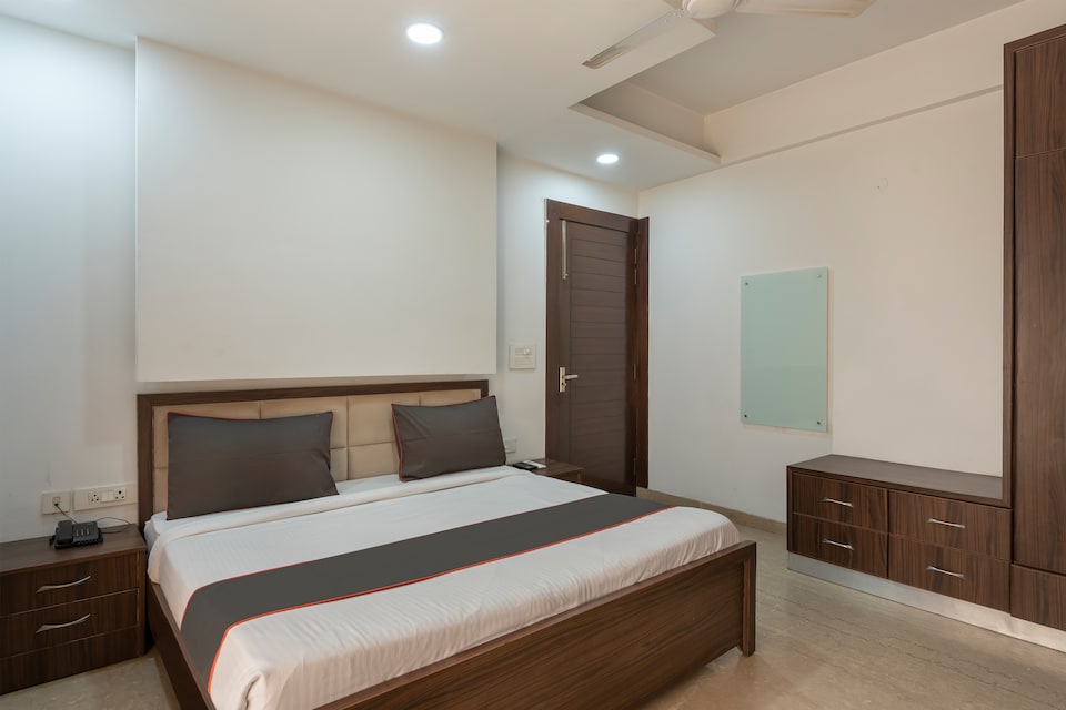 Collection O 6261 Spice Mall, Noida Stadium, Noida